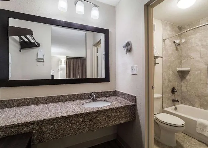 Quality Coliseum Inn 3*